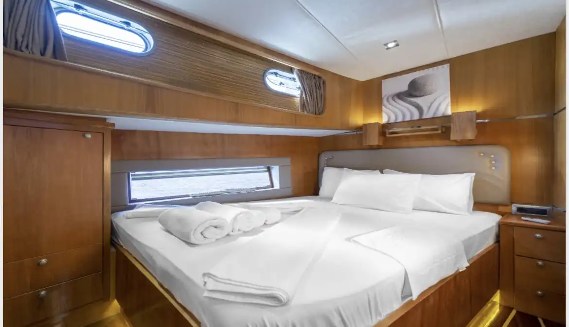 YT 1045 - Weekly Charter