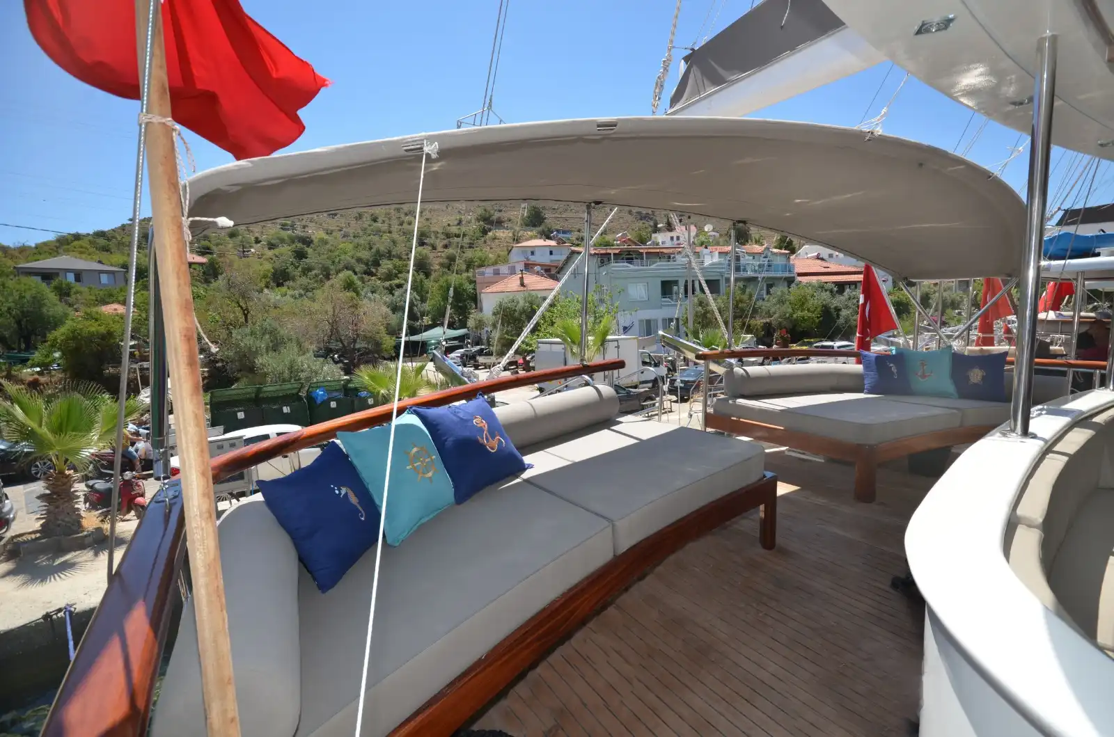 YT 1136 - Weekly Charter