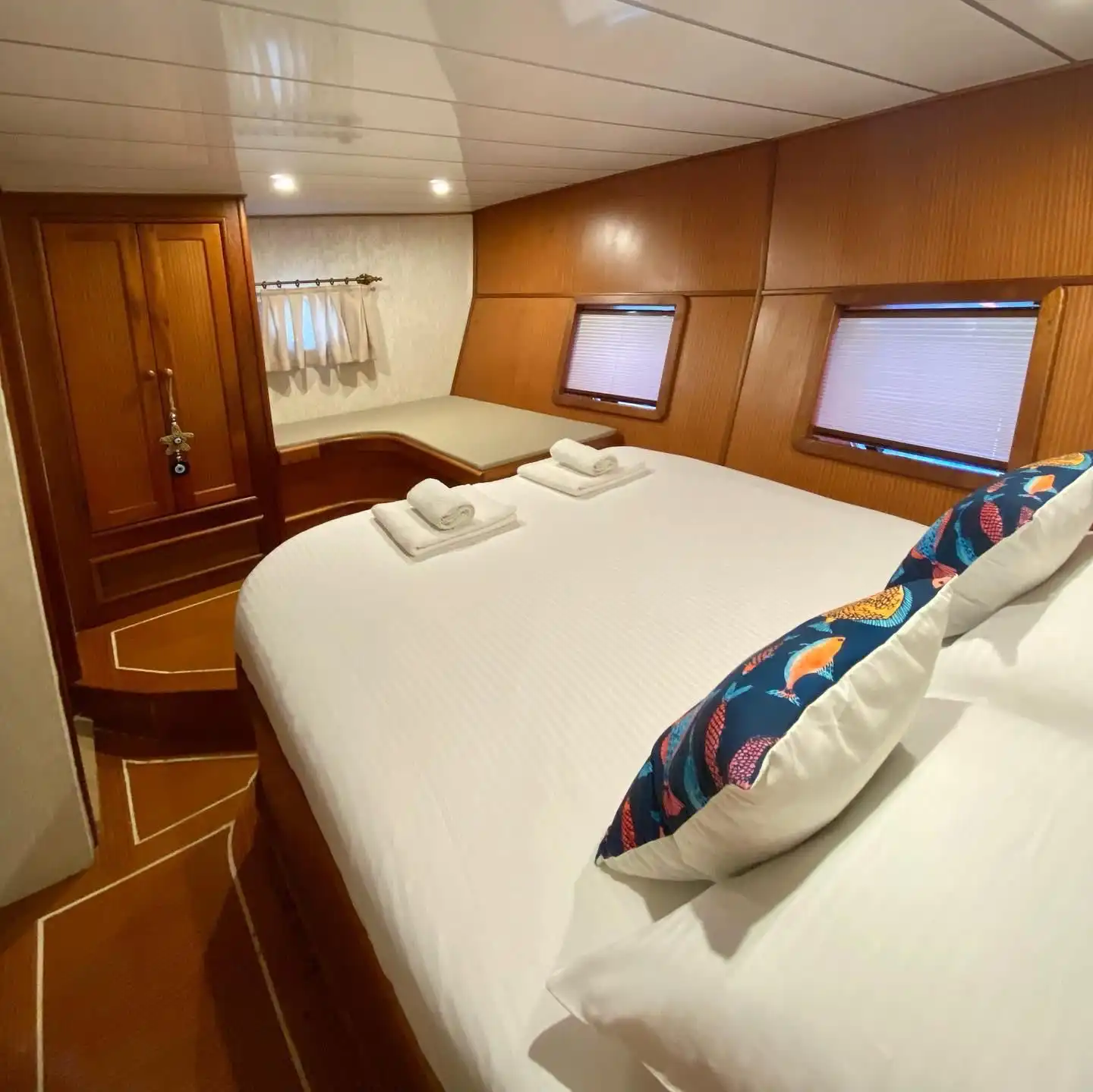 YT 1090 - Weekly Charter